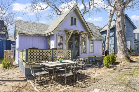 1 Pease Avenue Oak Bluffs MA 02557