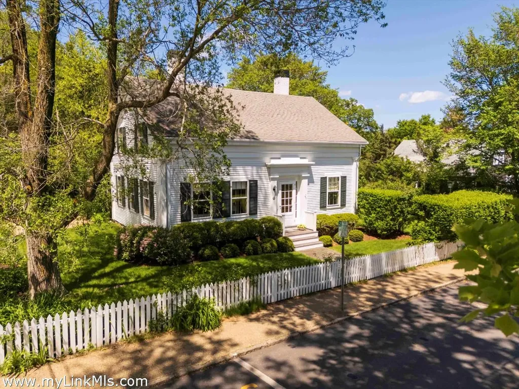 27 Spring Street Vineyard Haven MA 02568