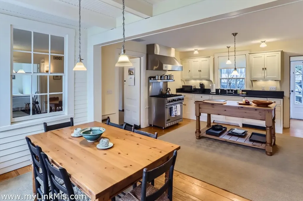 27 Spring Street Vineyard Haven MA 02568