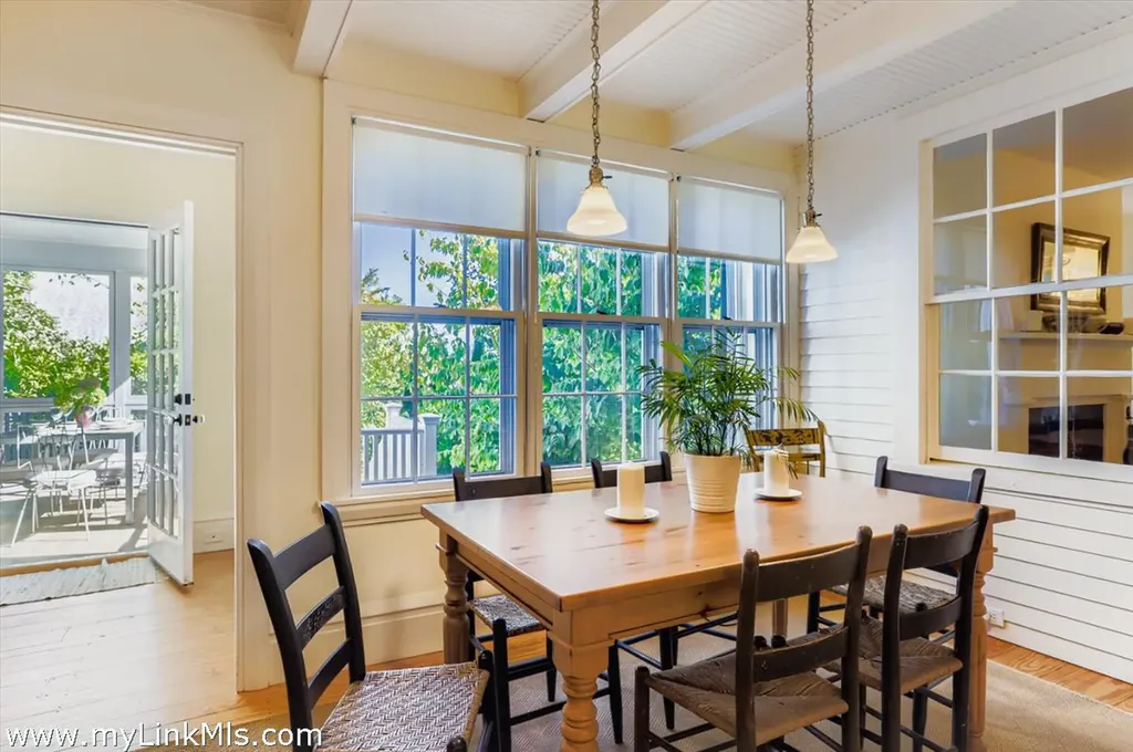 27 Spring Street Vineyard Haven MA 02568