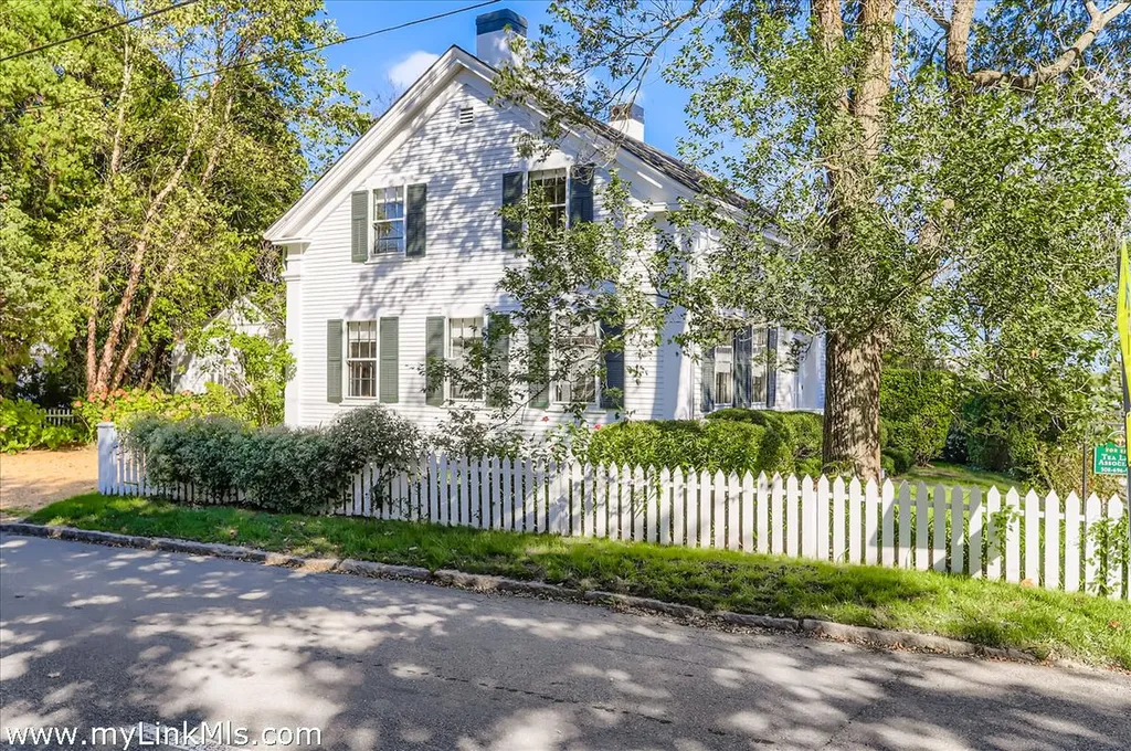 27 Spring Street Vineyard Haven MA 02568