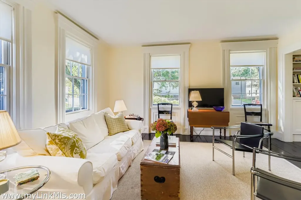 27 Spring Street Vineyard Haven MA 02568