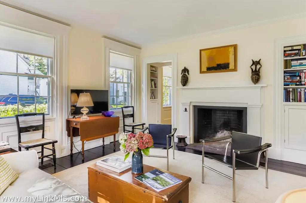 27 Spring Street Vineyard Haven MA 02568