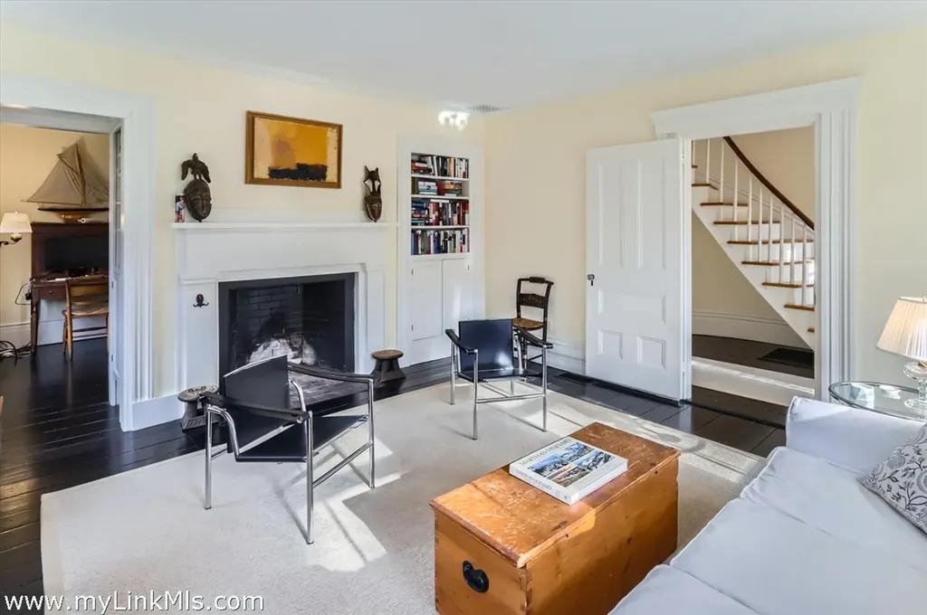 27 Spring Street Vineyard Haven MA 02568