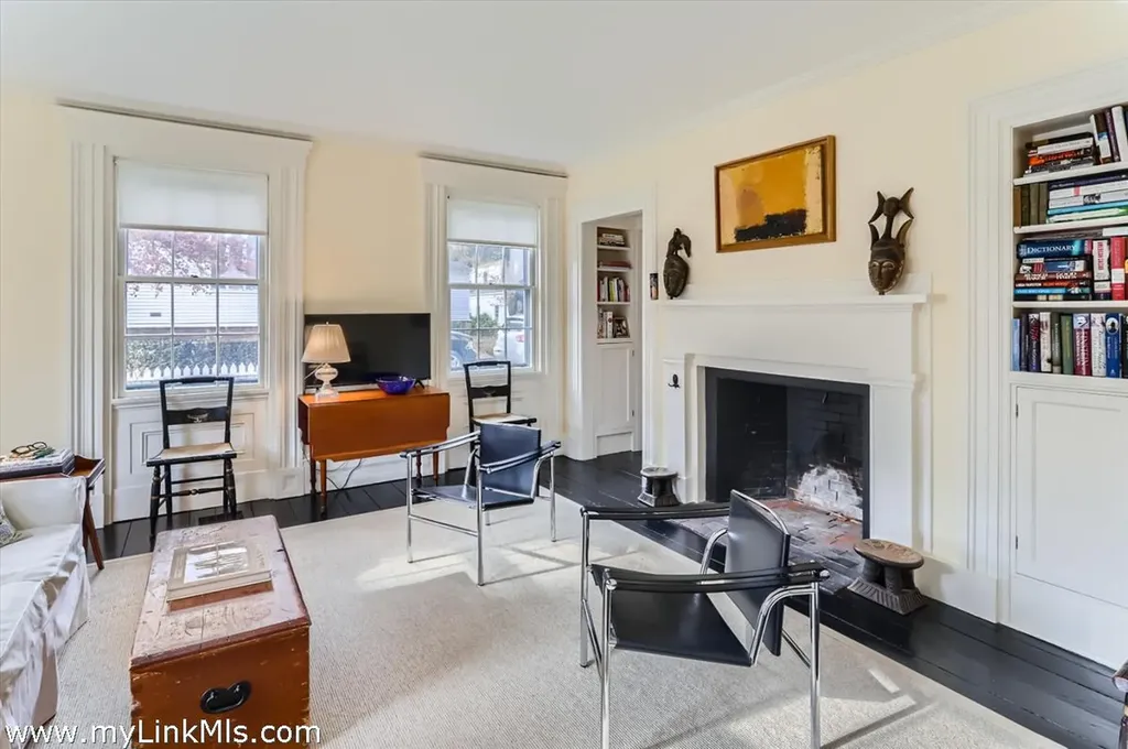 27 Spring Street Vineyard Haven MA 02568