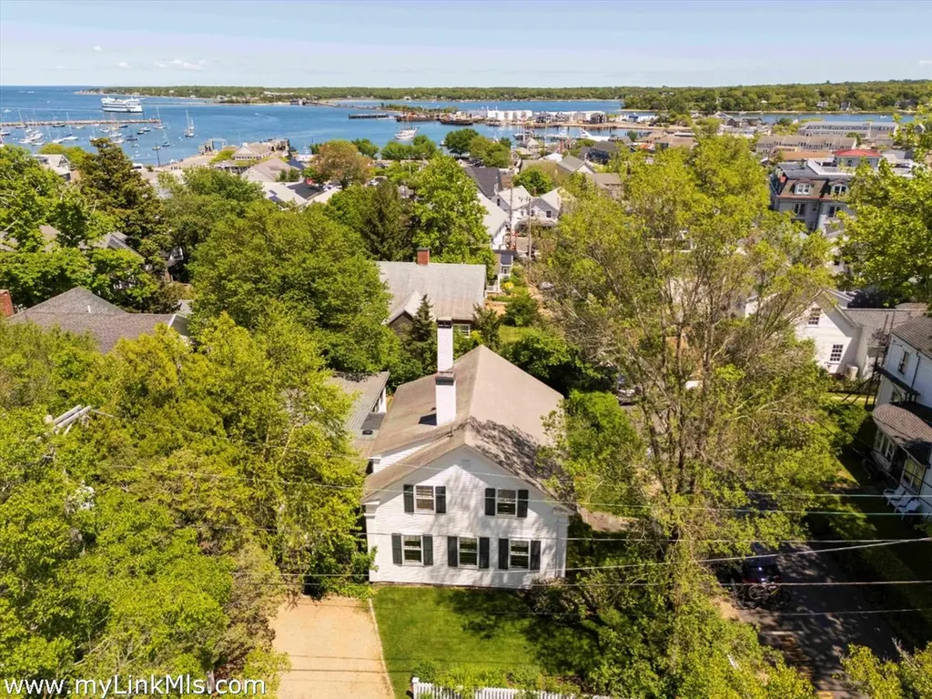 27 Spring Street Vineyard Haven MA 02568