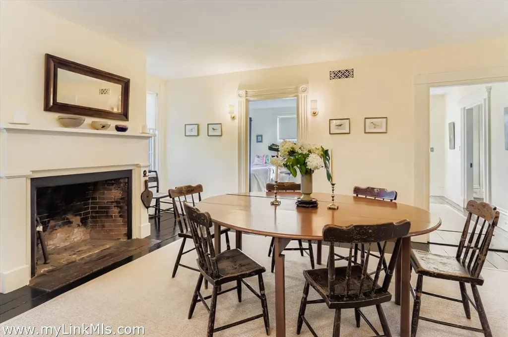 27 Spring Street Vineyard Haven MA 02568