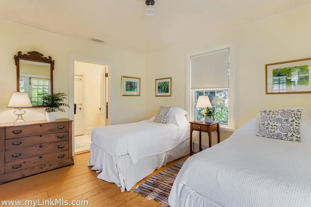 27 Spring Street Vineyard Haven MA 02568