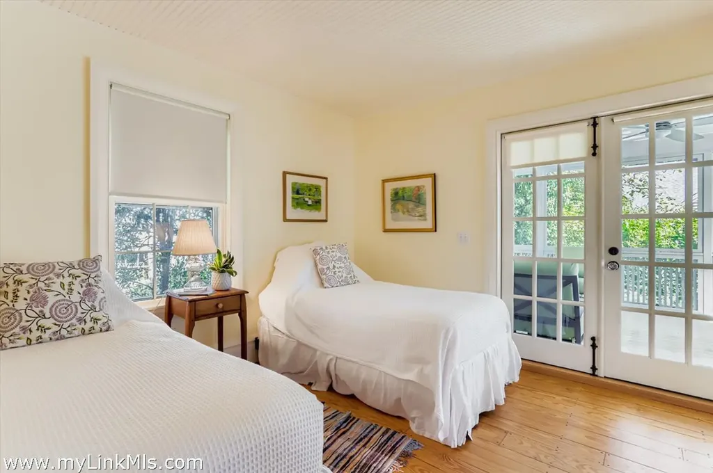 27 Spring Street Vineyard Haven MA 02568