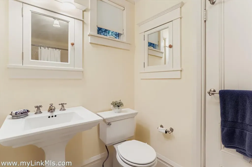 27 Spring Street Vineyard Haven MA 02568