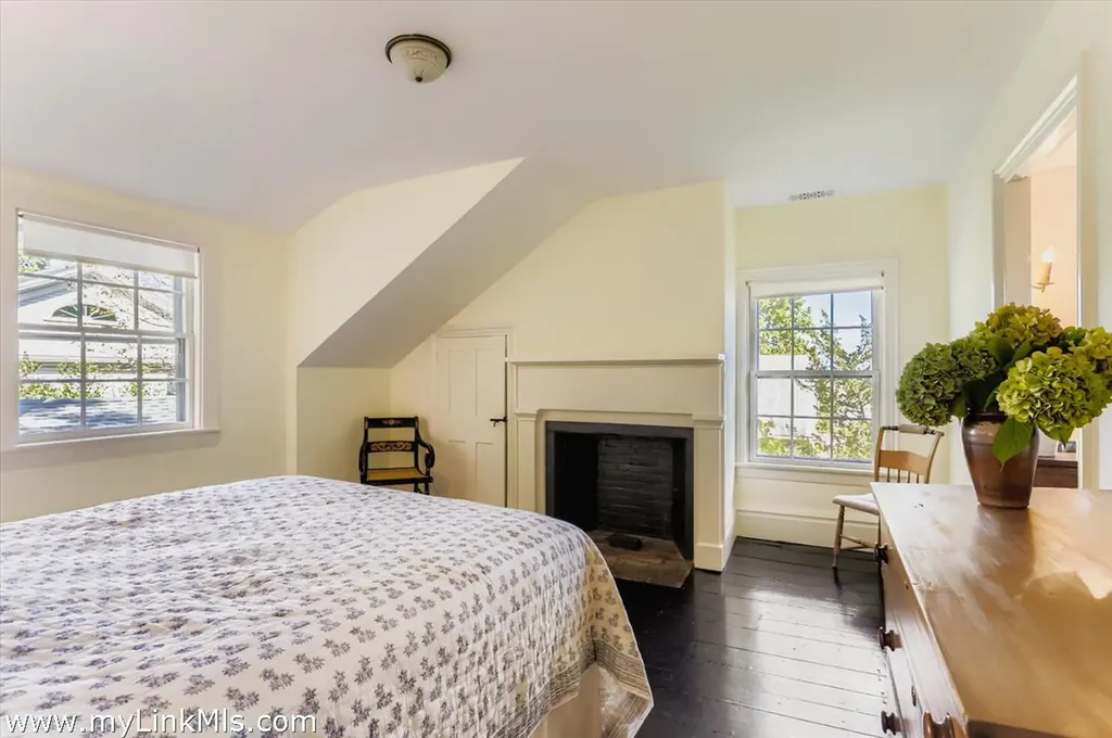 27 Spring Street Vineyard Haven MA 02568