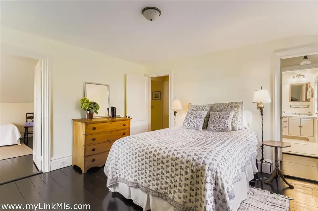 27 Spring Street Vineyard Haven MA 02568
