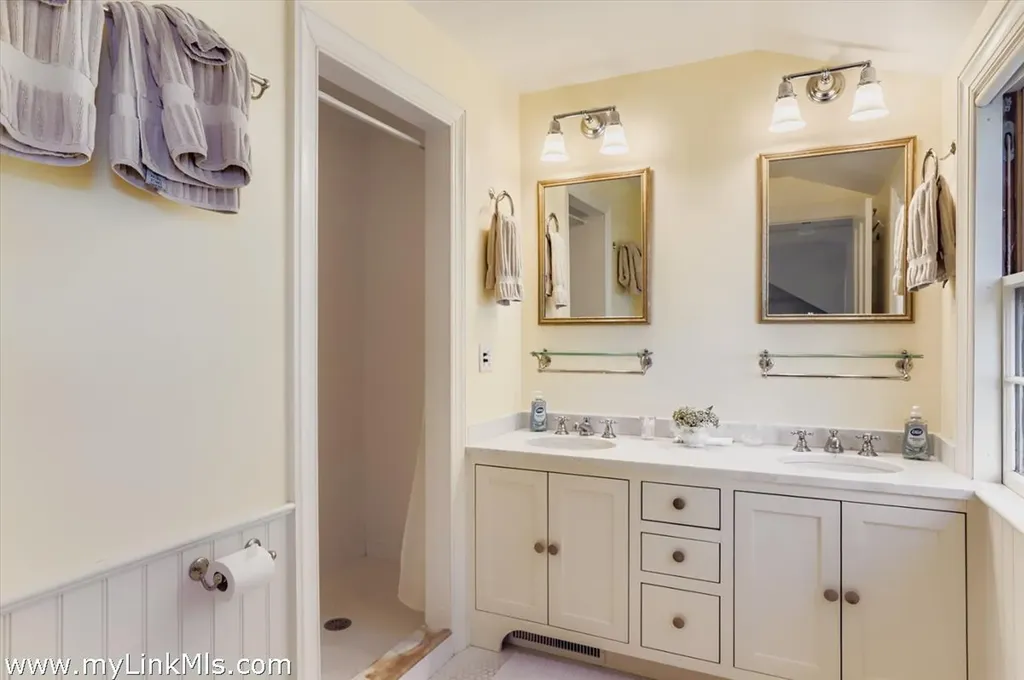 27 Spring Street Vineyard Haven MA 02568