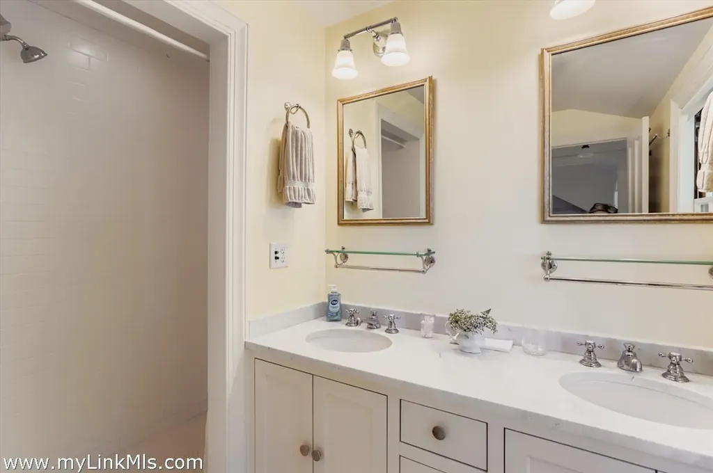 27 Spring Street Vineyard Haven MA 02568