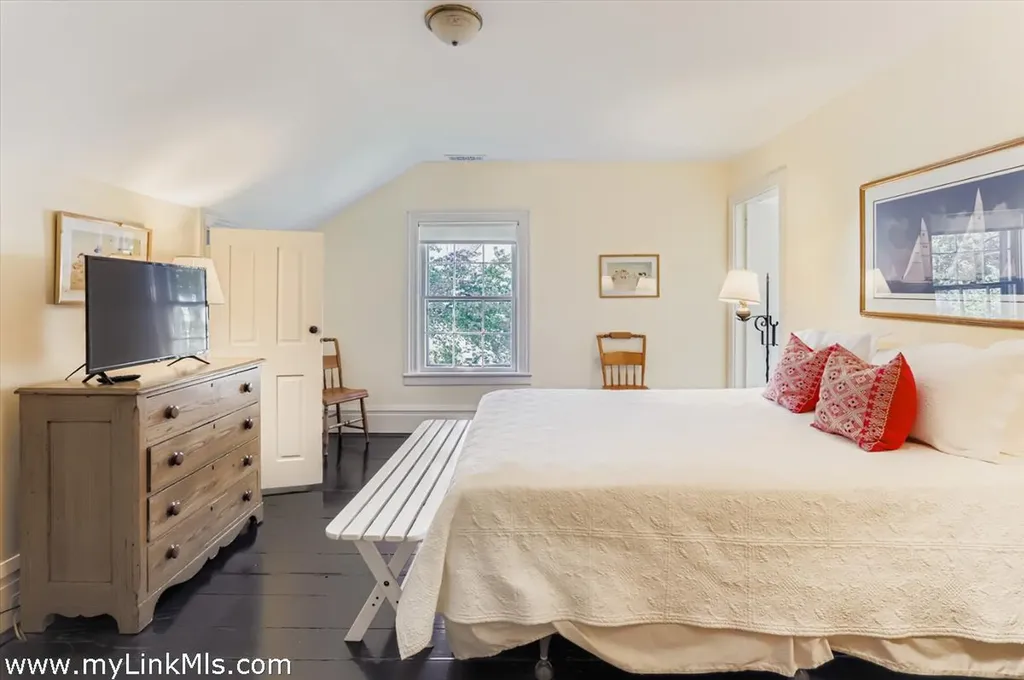 27 Spring Street Vineyard Haven MA 02568