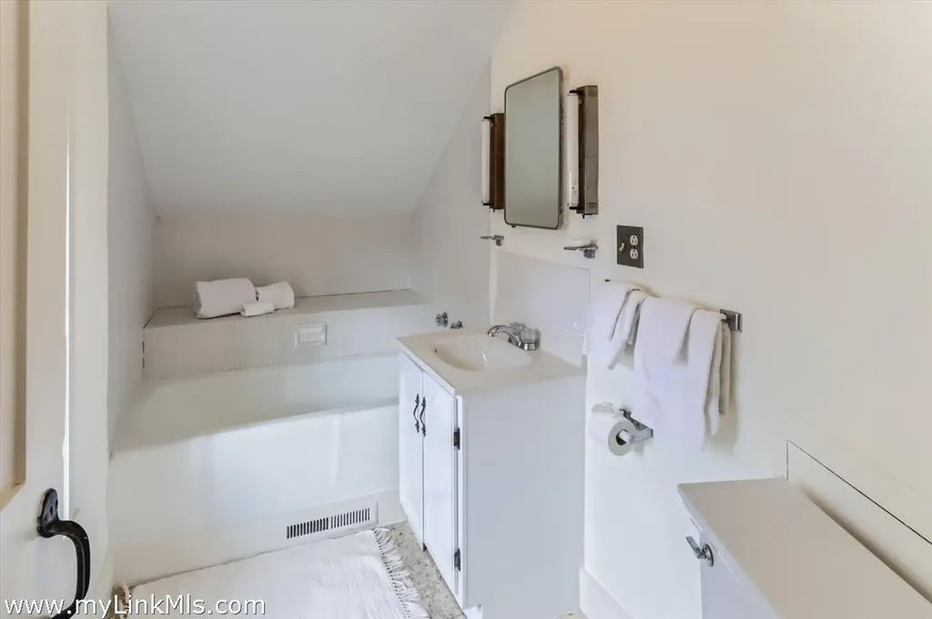 27 Spring Street Vineyard Haven MA 02568