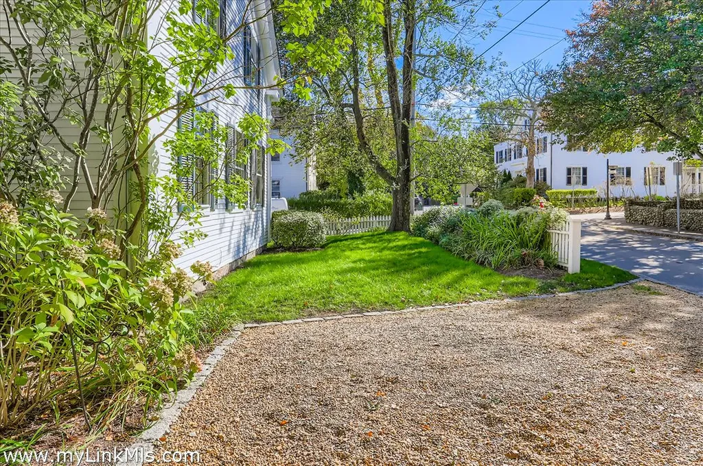 27 Spring Street Vineyard Haven MA 02568