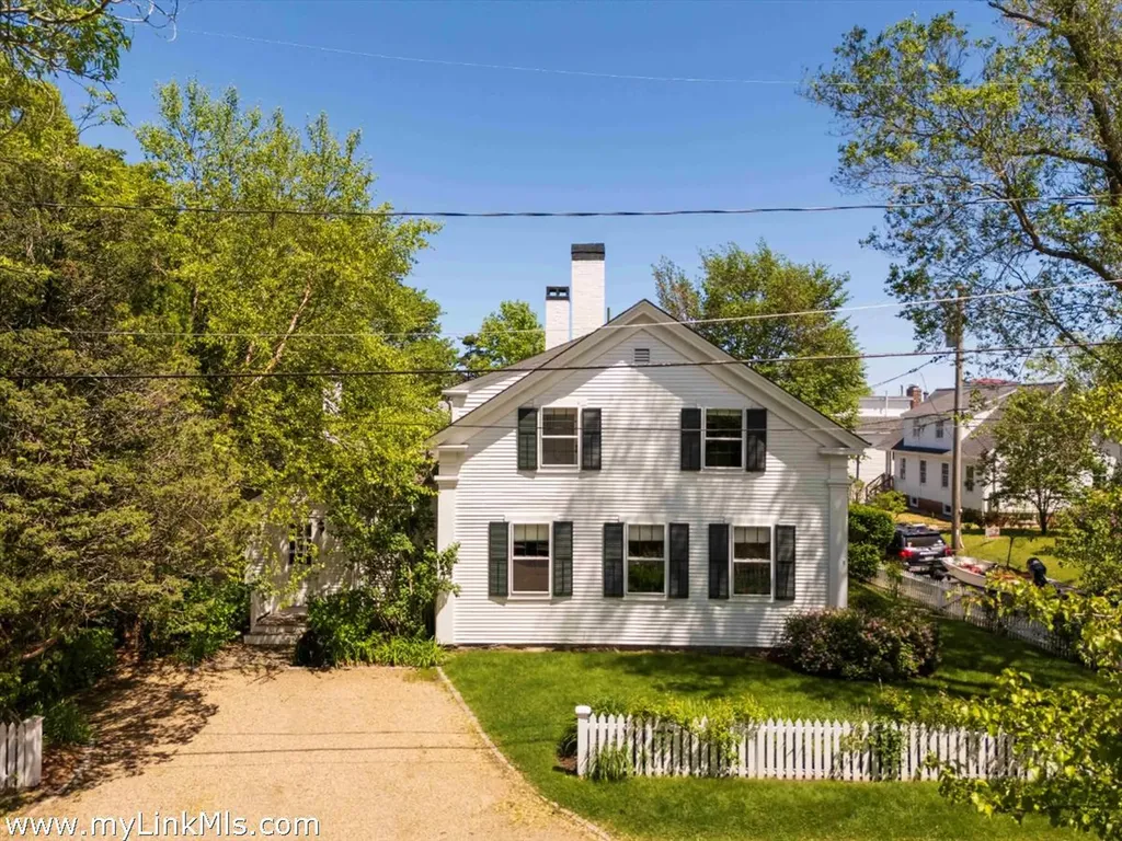27 Spring Street Vineyard Haven MA 02568