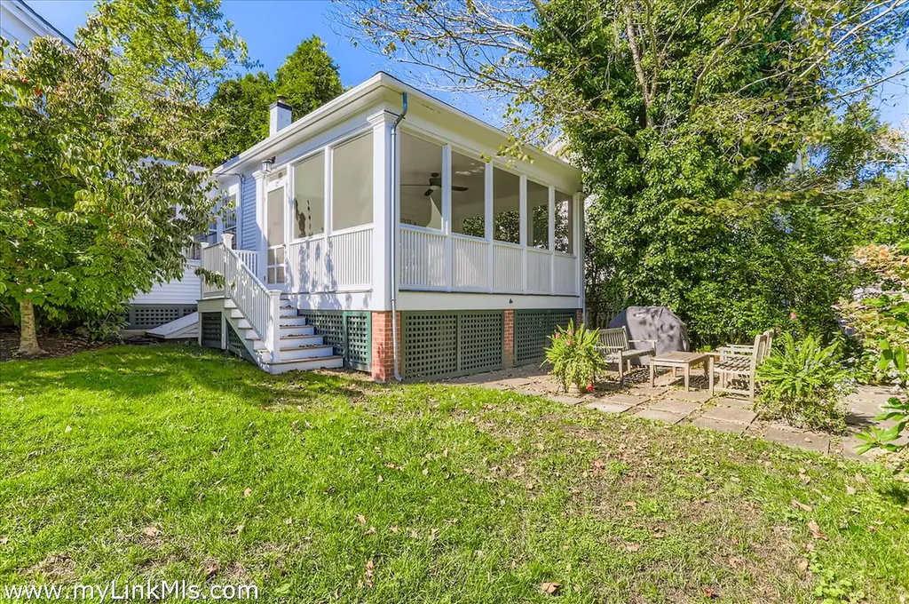 27 Spring Street Vineyard Haven MA 02568