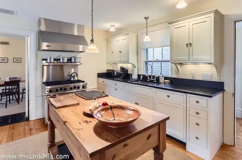 27 Spring Street Vineyard Haven MA 02568