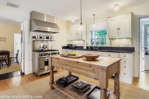 27 Spring Street Vineyard Haven MA 02568