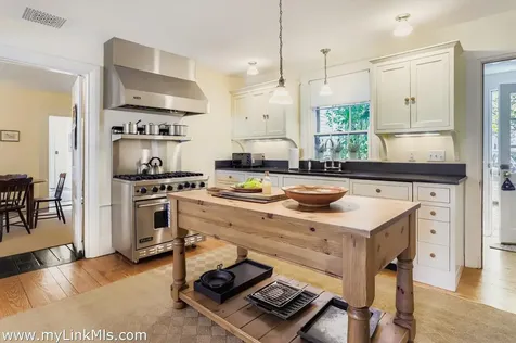 27 Spring Street Vineyard Haven MA 02568