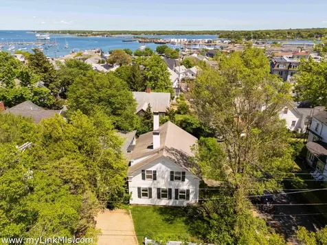 27 Spring Street Vineyard Haven MA 02568