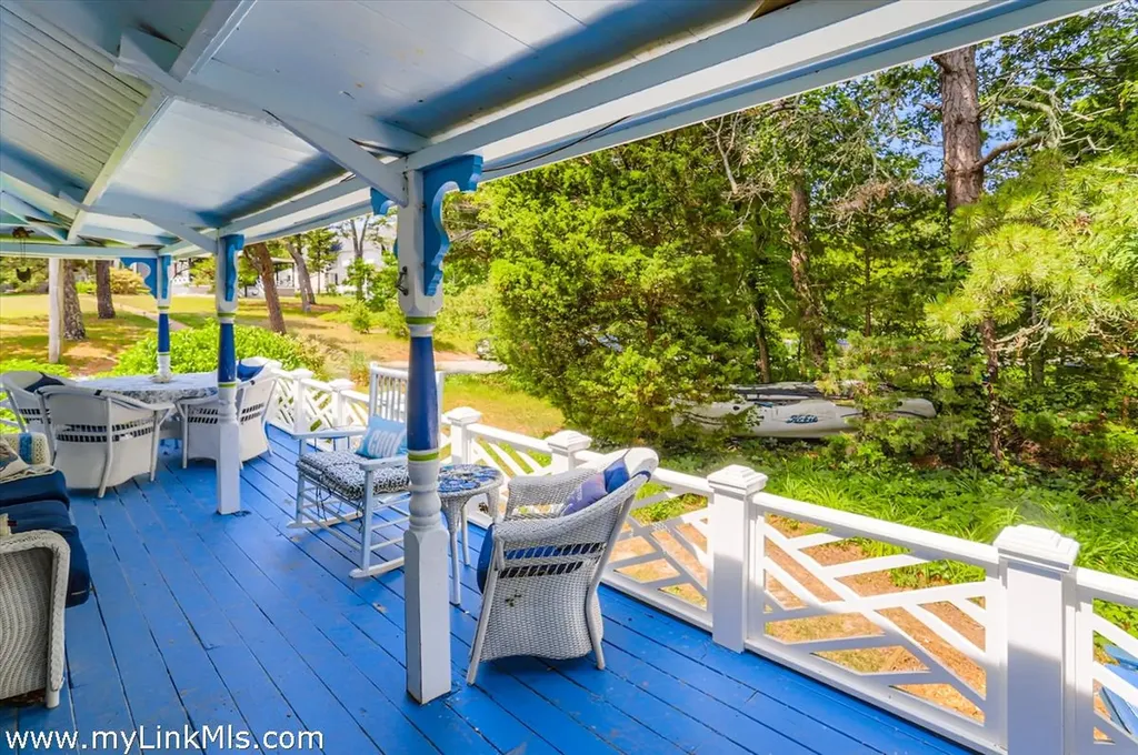 17 John Wesley Avenue Oak Bluffs MA 02557