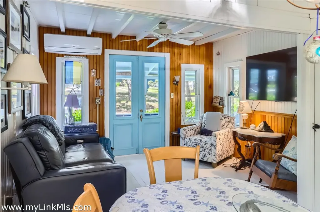 17 John Wesley Avenue Oak Bluffs MA 02557