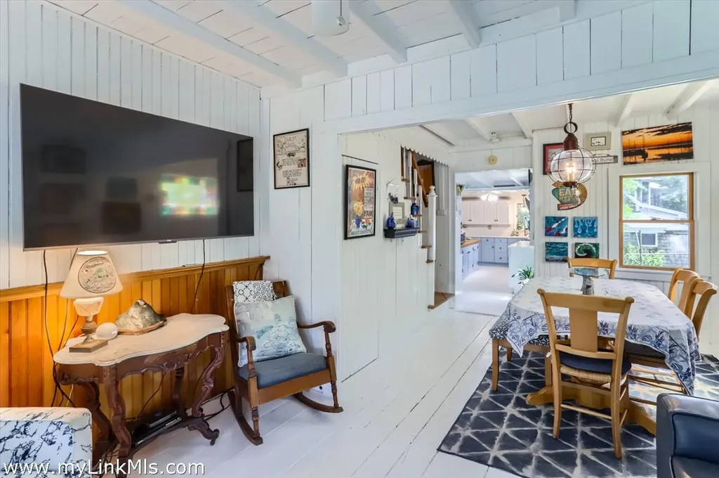 17 John Wesley Avenue Oak Bluffs MA 02557
