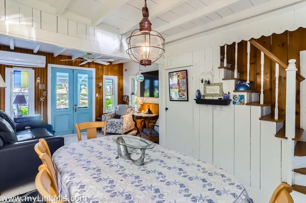 17 John Wesley Avenue Oak Bluffs MA 02557