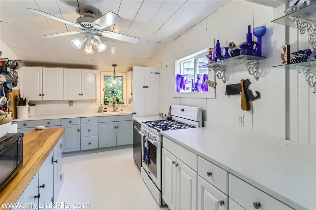 17 John Wesley Avenue Oak Bluffs MA 02557