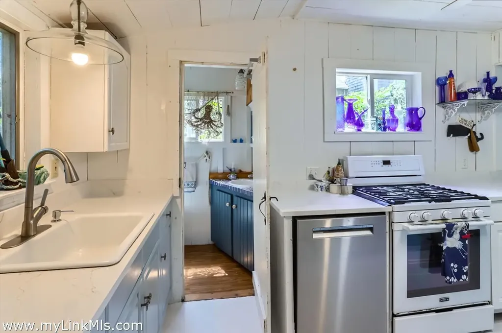 17 John Wesley Avenue Oak Bluffs MA 02557