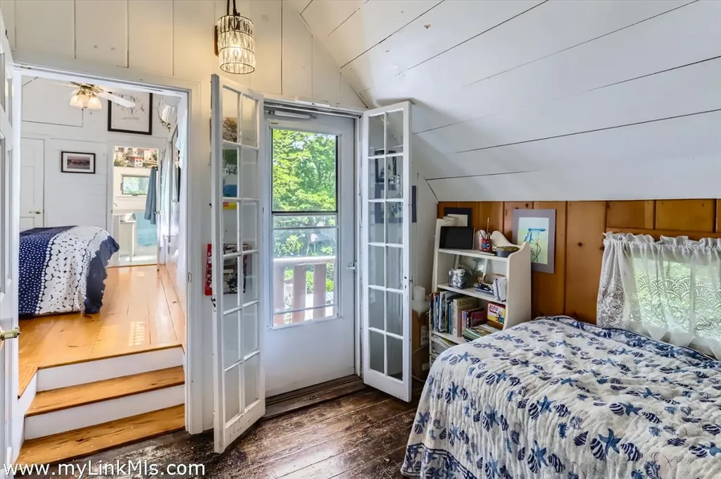 17 John Wesley Avenue Oak Bluffs MA 02557