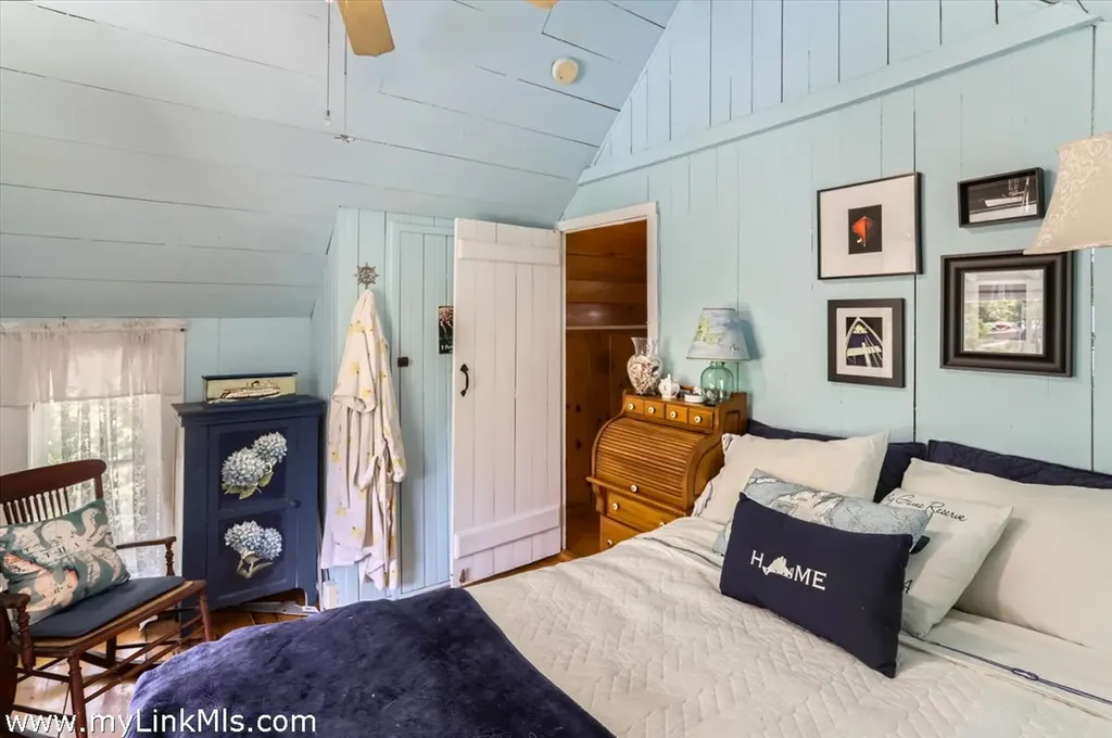 17 John Wesley Avenue Oak Bluffs MA 02557