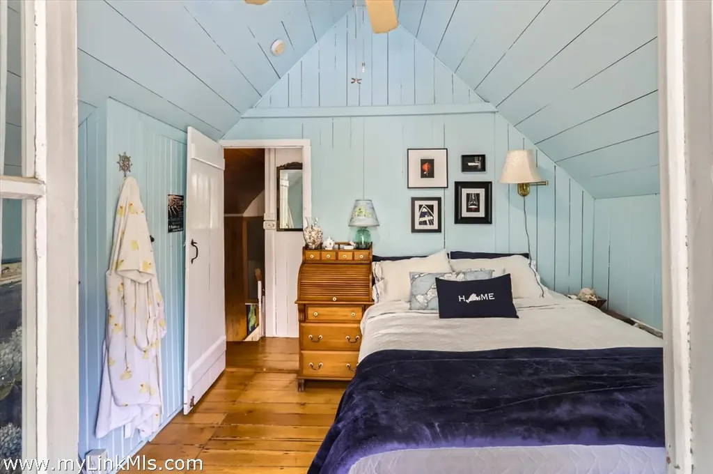 17 John Wesley Avenue Oak Bluffs MA 02557