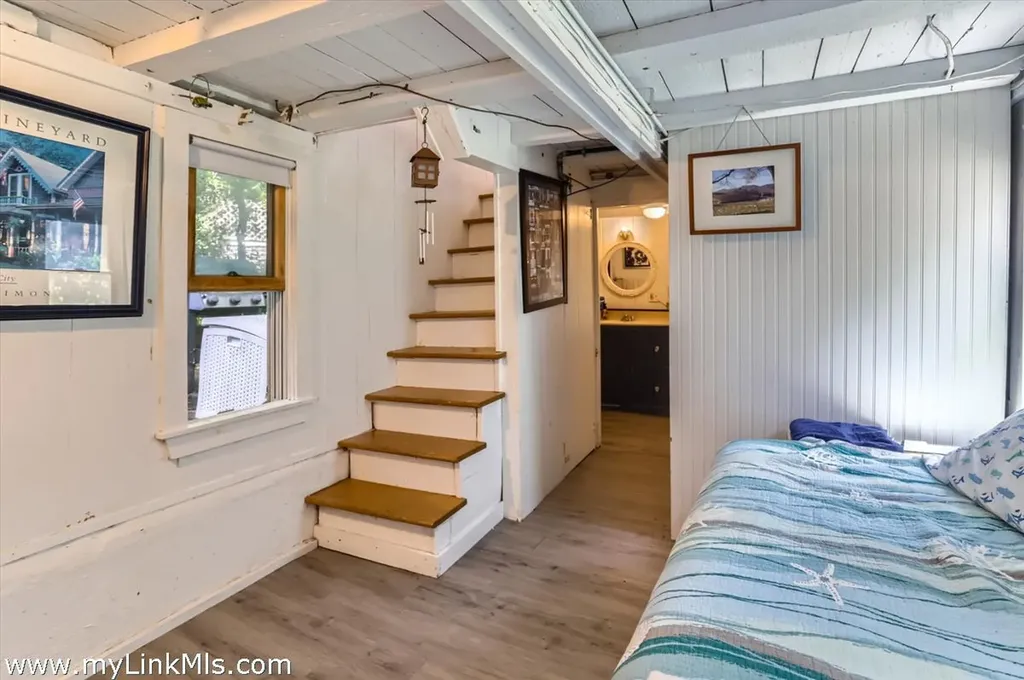 17 John Wesley Avenue Oak Bluffs MA 02557
