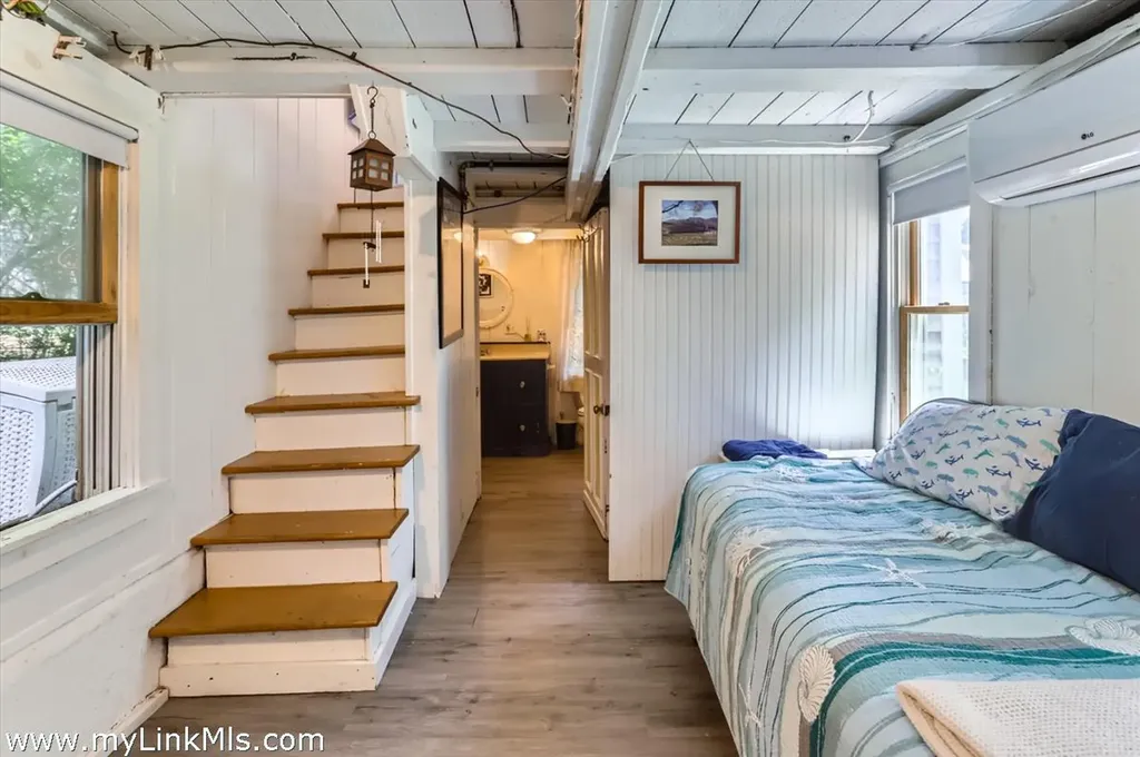 17 John Wesley Avenue Oak Bluffs MA 02557