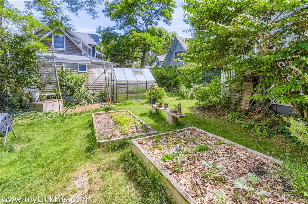 17 John Wesley Avenue Oak Bluffs MA 02557