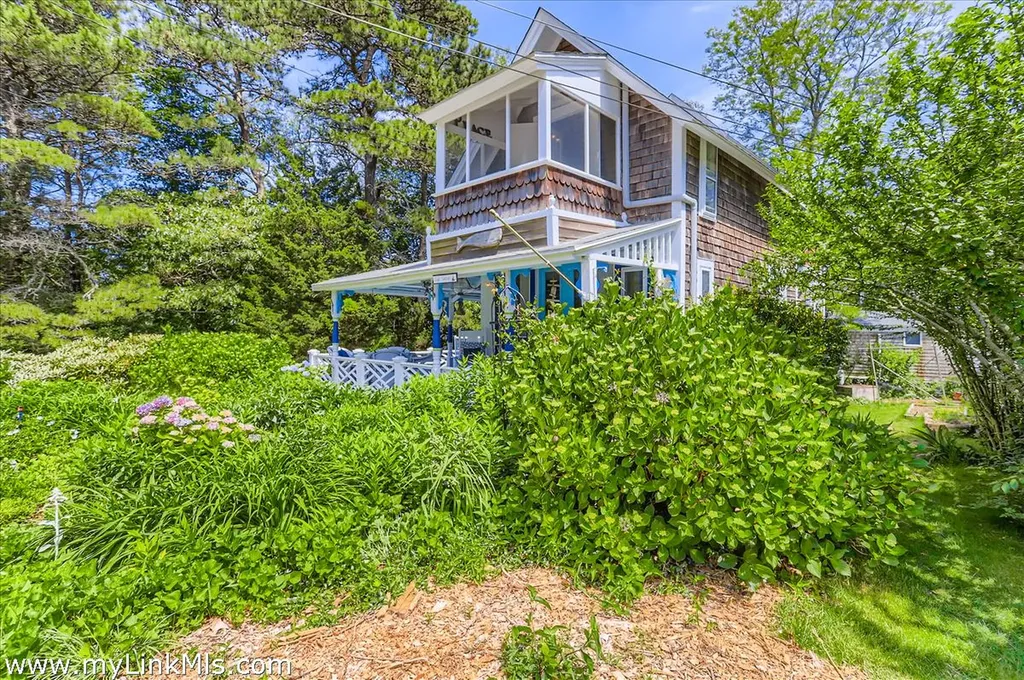 17 John Wesley Avenue Oak Bluffs MA 02557