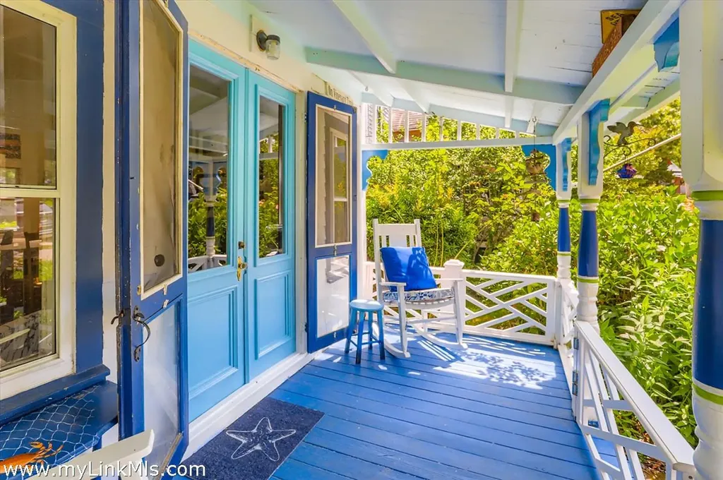 17 John Wesley Avenue Oak Bluffs MA 02557