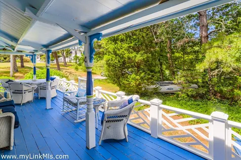 17 John Wesley Avenue Oak Bluffs MA 02557