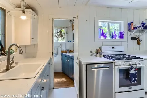 17 John Wesley Avenue Oak Bluffs MA 02557