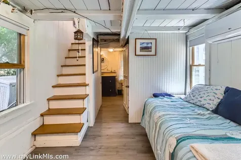 17 John Wesley Avenue Oak Bluffs MA 02557