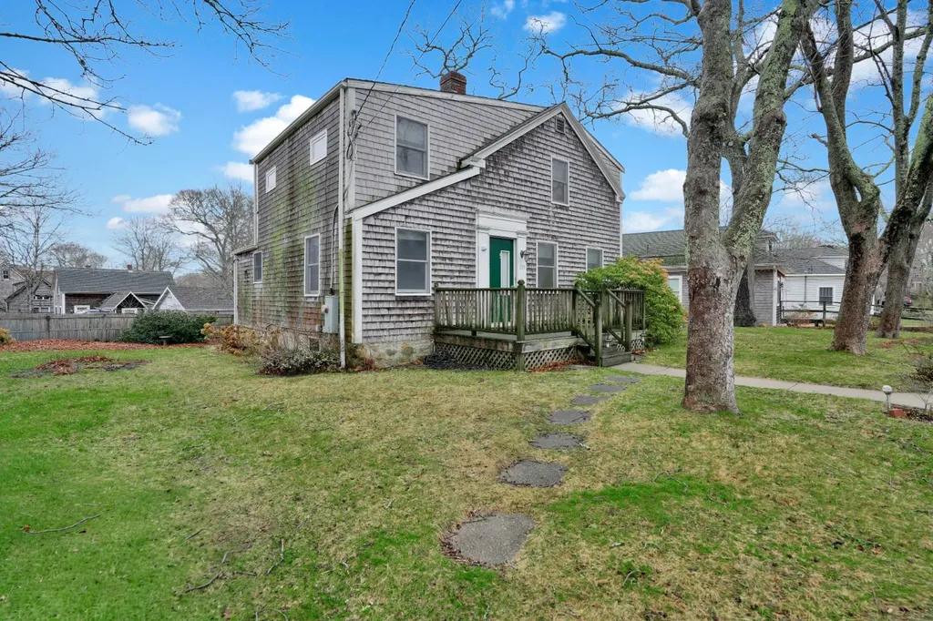 119 North William Street Vineyard Haven MA 02568