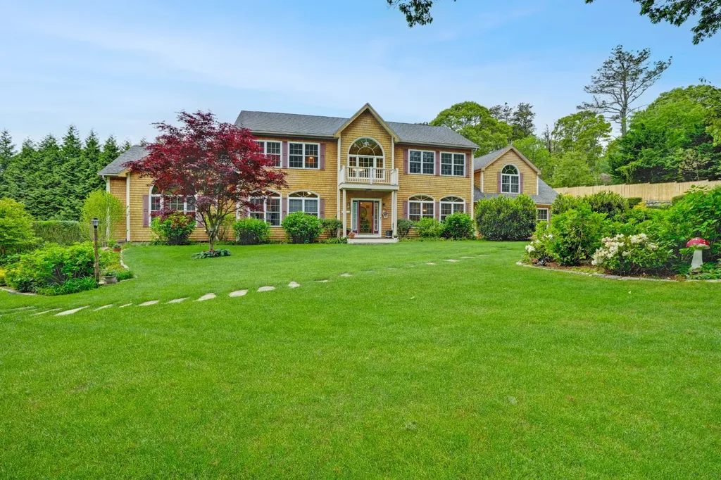8 Fresh Pond Road Oak Bluffs MA 02557