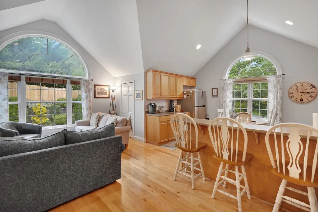 8 Fresh Pond Road Oak Bluffs MA 02557