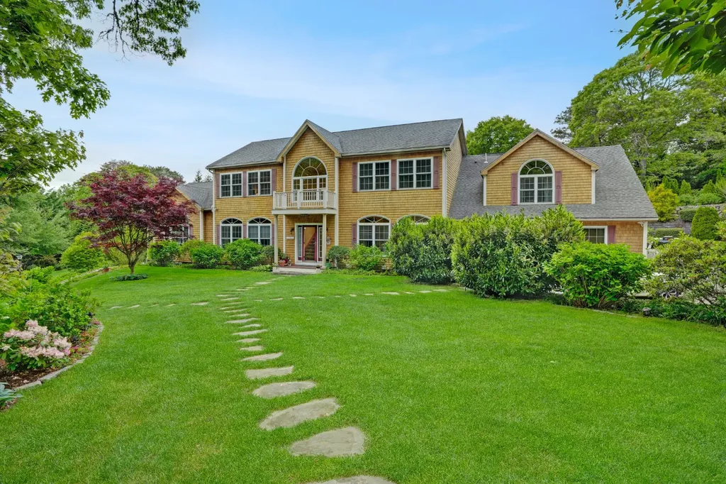 8 Fresh Pond Road Oak Bluffs MA 02557