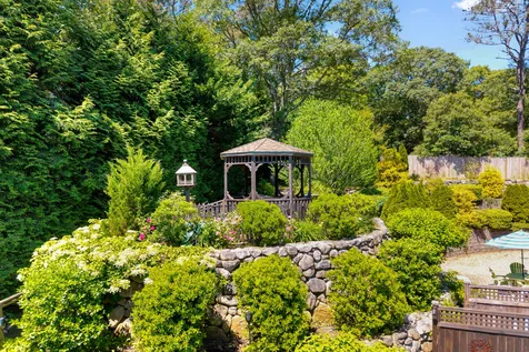 8 Fresh Pond Road Oak Bluffs MA 02557