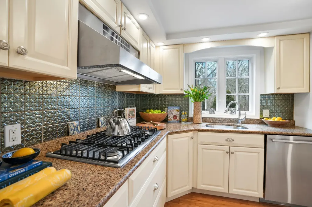 26 Sea Glen Road Oak Bluffs MA 02557